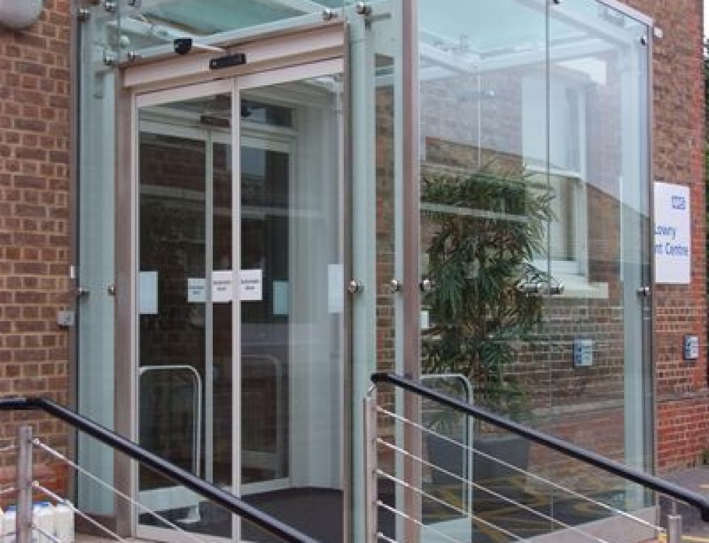 EK10 Fully Enclosed Glass Kiosk Chesterfield Urban Design