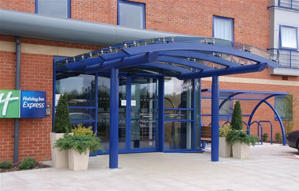 EF01 Faceted Glass Entrance Feature Hotel Banbury