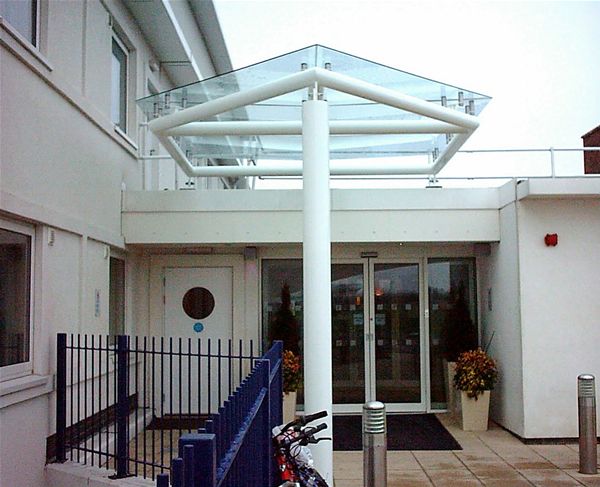 EF05 Supported Glass Entrance Feature Hotel Minster